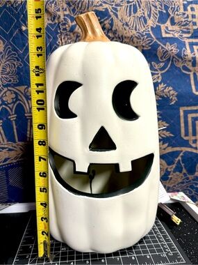 Large White Vintage-style Plastic Lighted Jack-o'-lantern